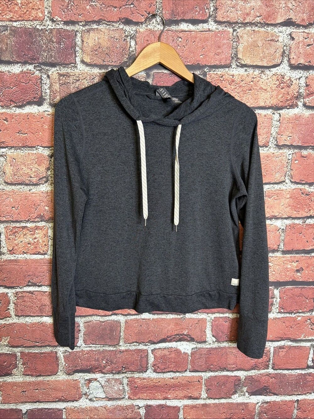 Vuori Women’s Halo Essential Hoodie Gray Black Charcoal Cropped Size S VW226